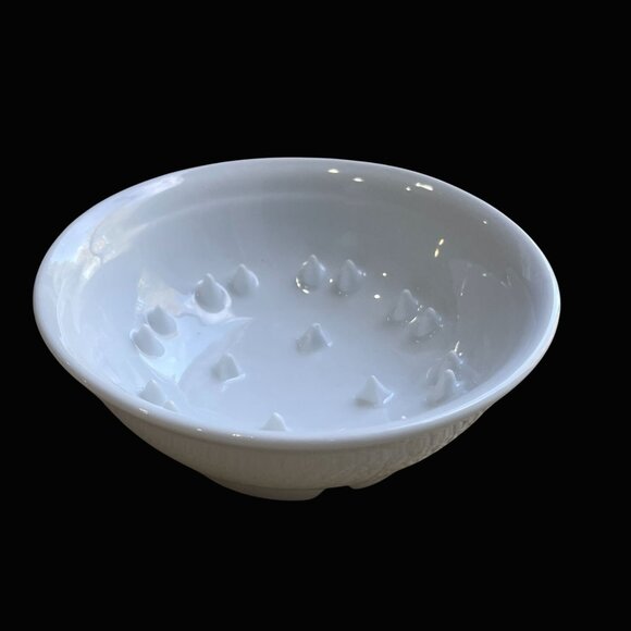 Williams Sonoma White Porcelain Grapefruit Bowl with Raised Juicing Spike - Picture 1 of 3